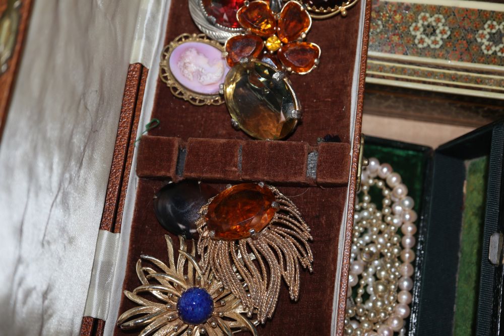 A mixed quantity of assorted costume jewellery including some white metal.